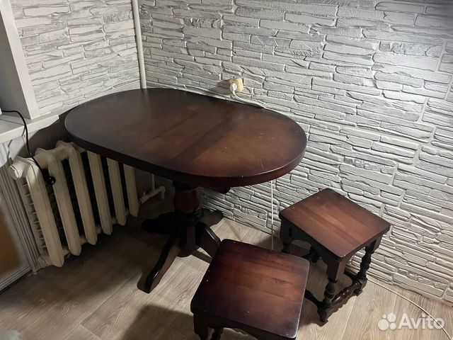 Кухонный стол �и стулья комплект