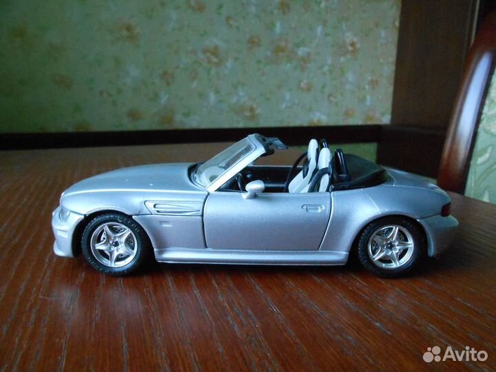 Модель машины Bburago1:24- BMW roadstar 1996