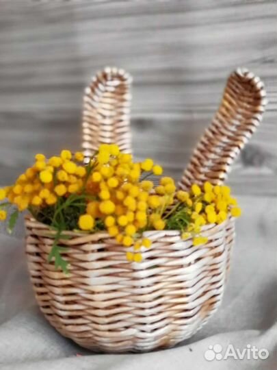 Школьные букеты в плетёных корзинках и вазах
