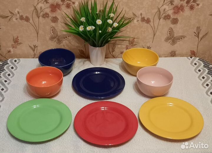 Набор посуды. Тарелки и салатники