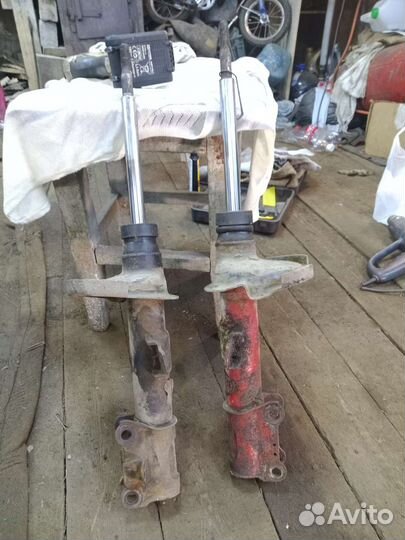 Стойка амортизатора