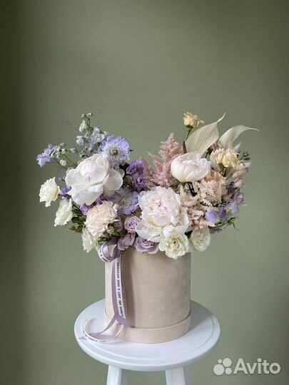 Букет цветы в коробке, в корзинах