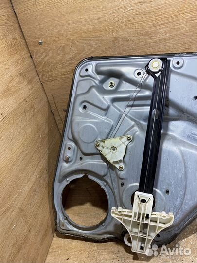 Стеклоподъемник задний левый VW Passat B5+ C110