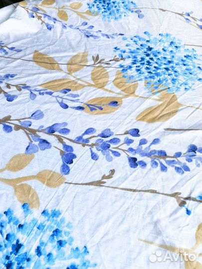 Постельное белье (простыня + два пододеяльника)