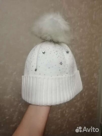 Шапка белая с помпоном