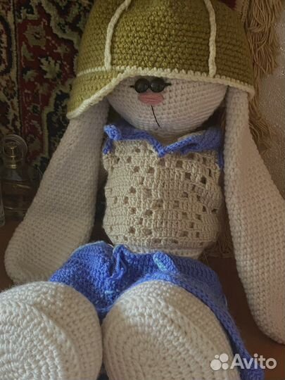 Большой вязаный заяц