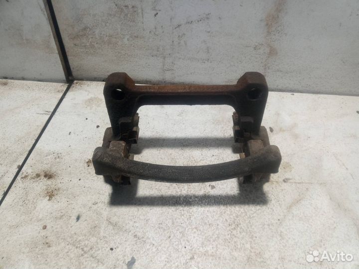 Скоба суппорта заднего Volkswagen Multivan T5 2006