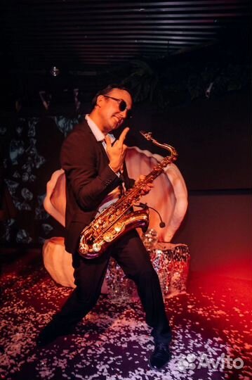 Саксофонист на праздник
