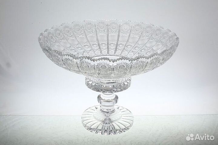 Ваза для фруктов на ножке