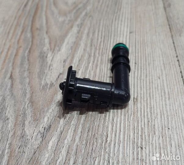 Форсунка омывателя Nissan juke F15 Лев