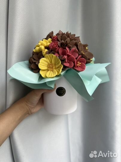 Шоколадные цветы в коробке