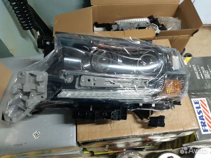 Фара левая TLC200