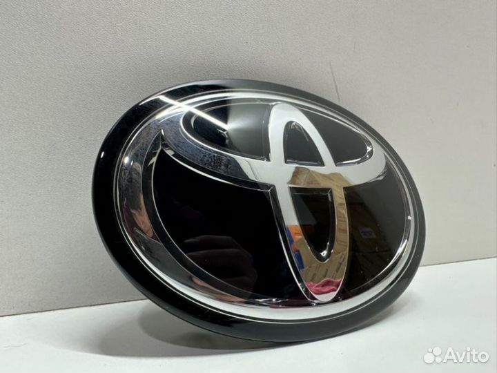 Эмблема передняя Toyota Camry V75 2018-2022