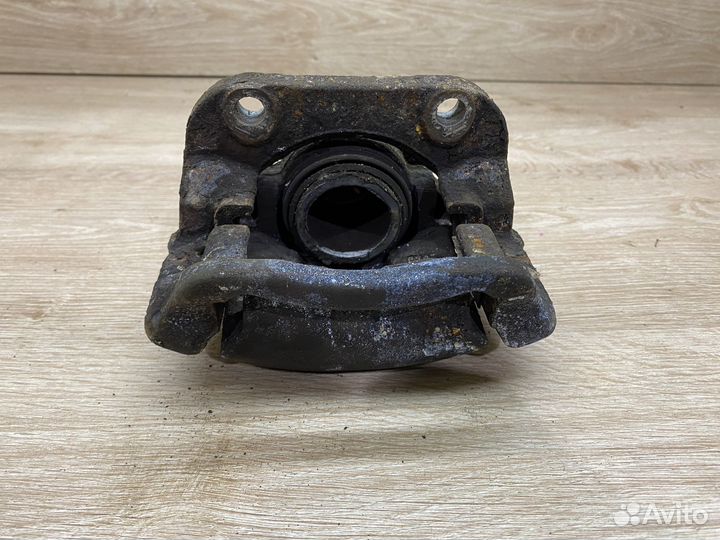 Суппорт передний правый Renault Logan 1 S187