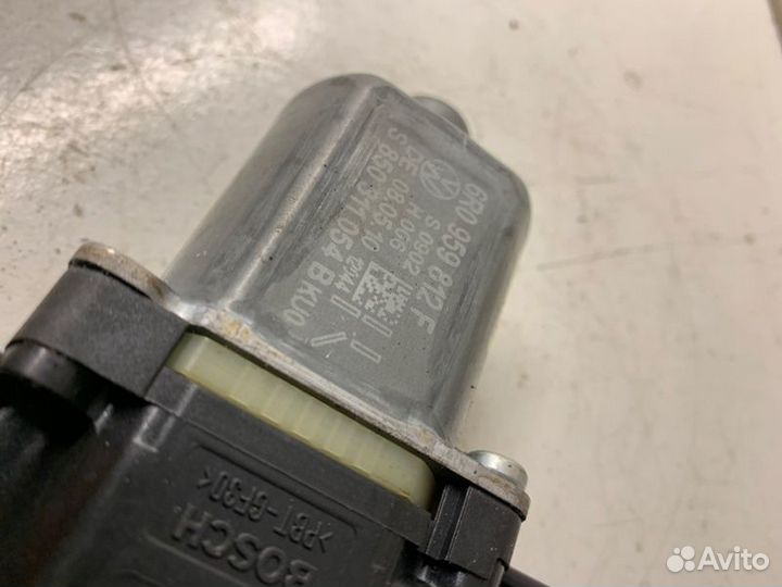 Мотор стеклоподъемника задний правый Volkswagen