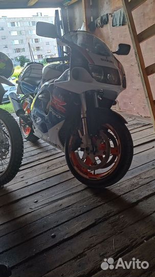 Suzuki gsx r srad 750