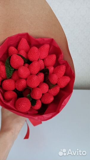 Букет клубничный из мыла