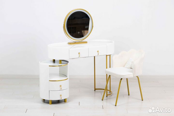 Туалетный столик. Столик с зеркалом и подсветкой