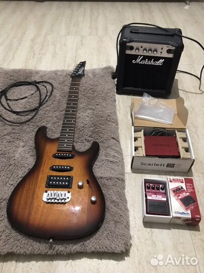 Электрогитара и полный набор аксессуаров