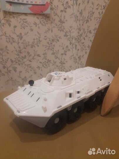 Игрушки для ребёнка (танк и деревянный меч) б/у