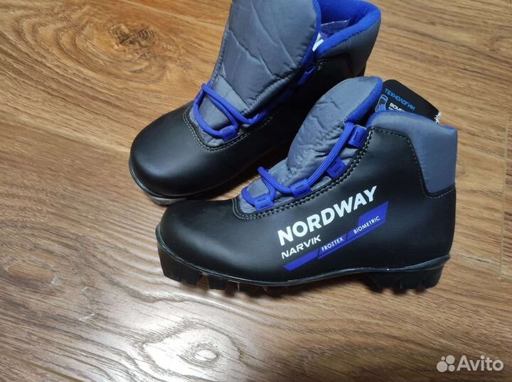 Лыжные ботинки и лыжи