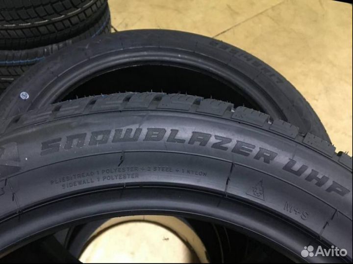 Windforce Snowblazer UHP 235/45 R17 97V