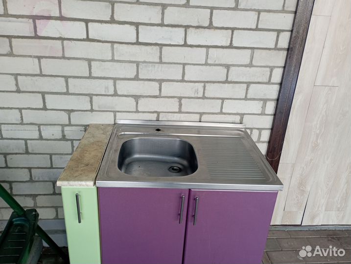 Кухонный стол с мойкой
