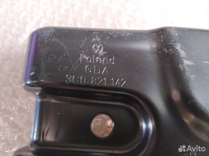 Кронштейн крыла передний правый Volkswagen Passat