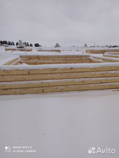 Срубы дома бани из зимнего леса