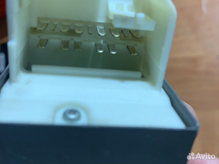 Блок кнопок стеклоподъемников toyota camry 2010