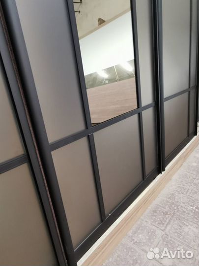 Двери купе с бронзовым матовым стеклом и зеркалом