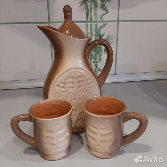 Кувшин с чашками