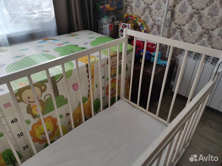 Детская кроватка с продольным маятником