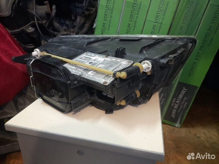 Фара передняя правая на Volkswagen Touareg