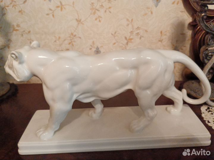 Статуэтка фарфоровая Тигр шагающий