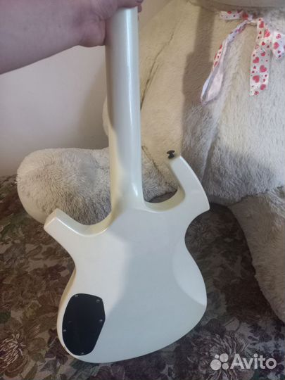 Бас-гитара Jaws Custom Guitars. Parker