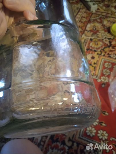 Графин в оплетке и бутыль стеклянная