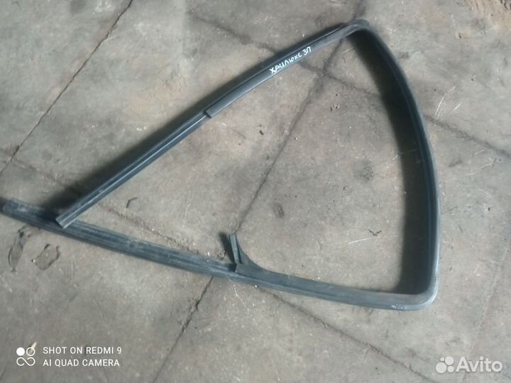 Уплотнитель двери задний правый Toyota Hilux 7 вну