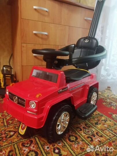 Машинка каталка толокар с ручкой