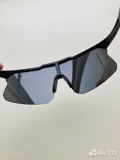 Чёрные спортивные очки с зеркальными линзами