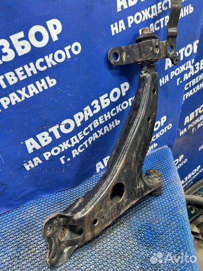 Передний левый рычаг Toyota Sprinter седан 1994