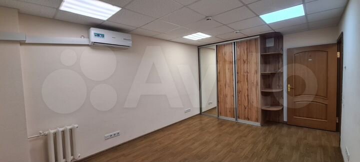 Офис с отдельным входом в густонаселенном районе