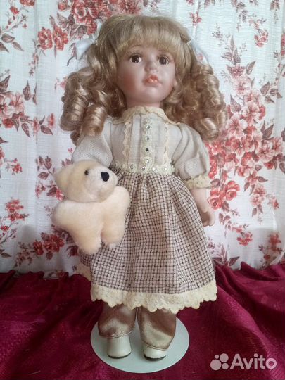 Фарфоровая кукла