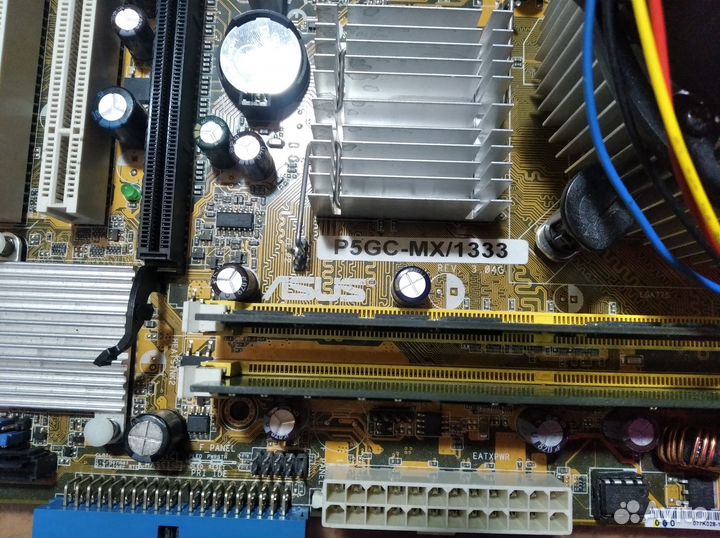 Материнская плата с процессором и памятью