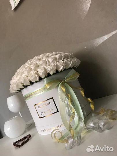 Букет 101 и 45 белых роз в подарочной коробке