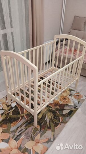 Детская кроватка с маятником