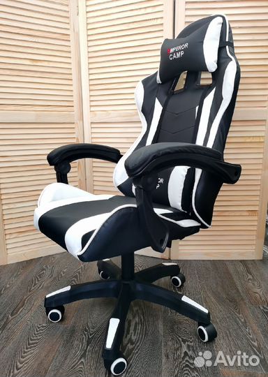 Игровое компьютерное кресло бело-черное