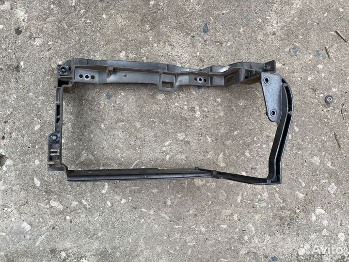 Кронштейн левой фары Audi V8