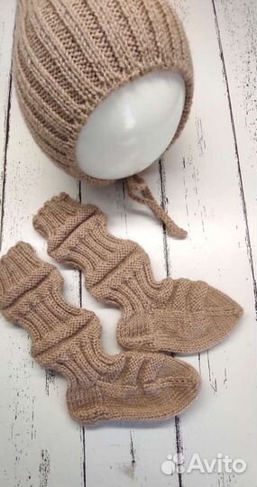 Шапочка и пинетки-носочки для новорожденного