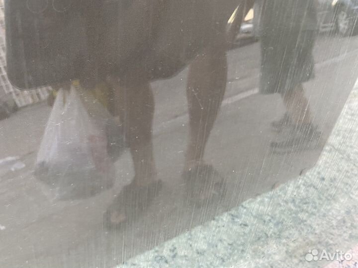 Переднее левое стекло jetta 5